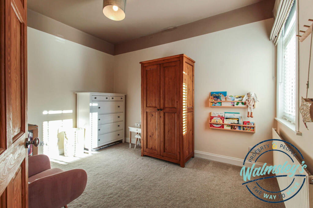 Middle bedroom