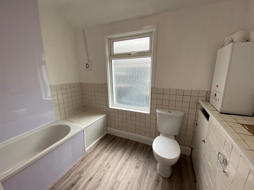 147 Gladstone Road - bathroom 2.jpg