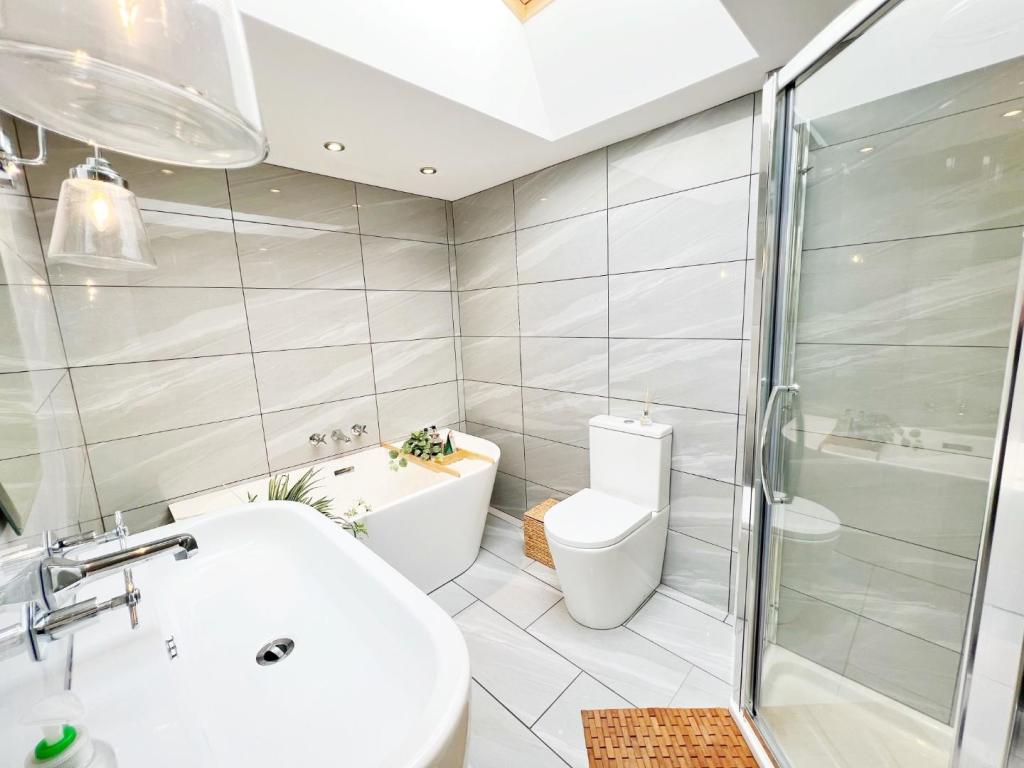 Bathroom pic 1.jpg