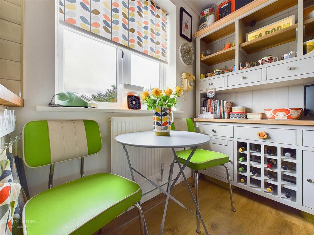 Kitchen seating area