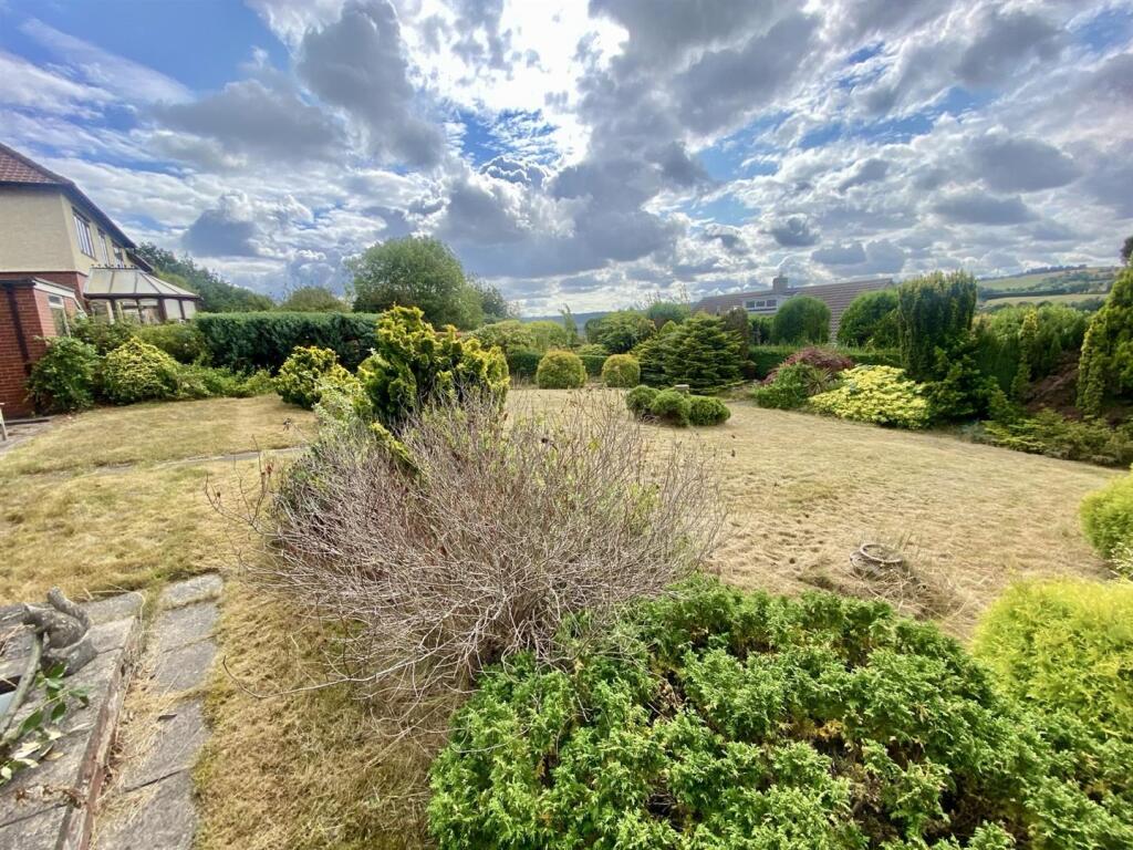 Bramleys Estate Agents - Meadow Bank Crescent - Mi