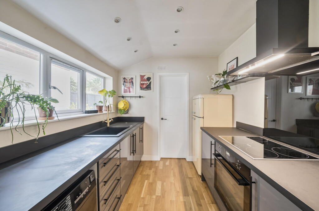 1345282-15-68af12...