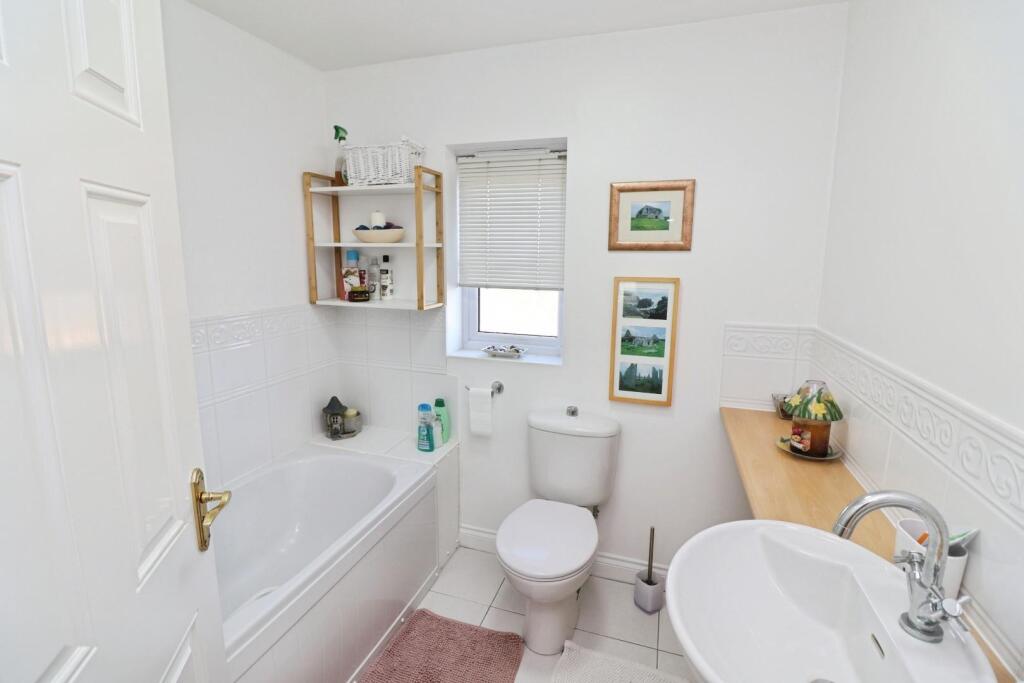 Family Bathroom / WC
