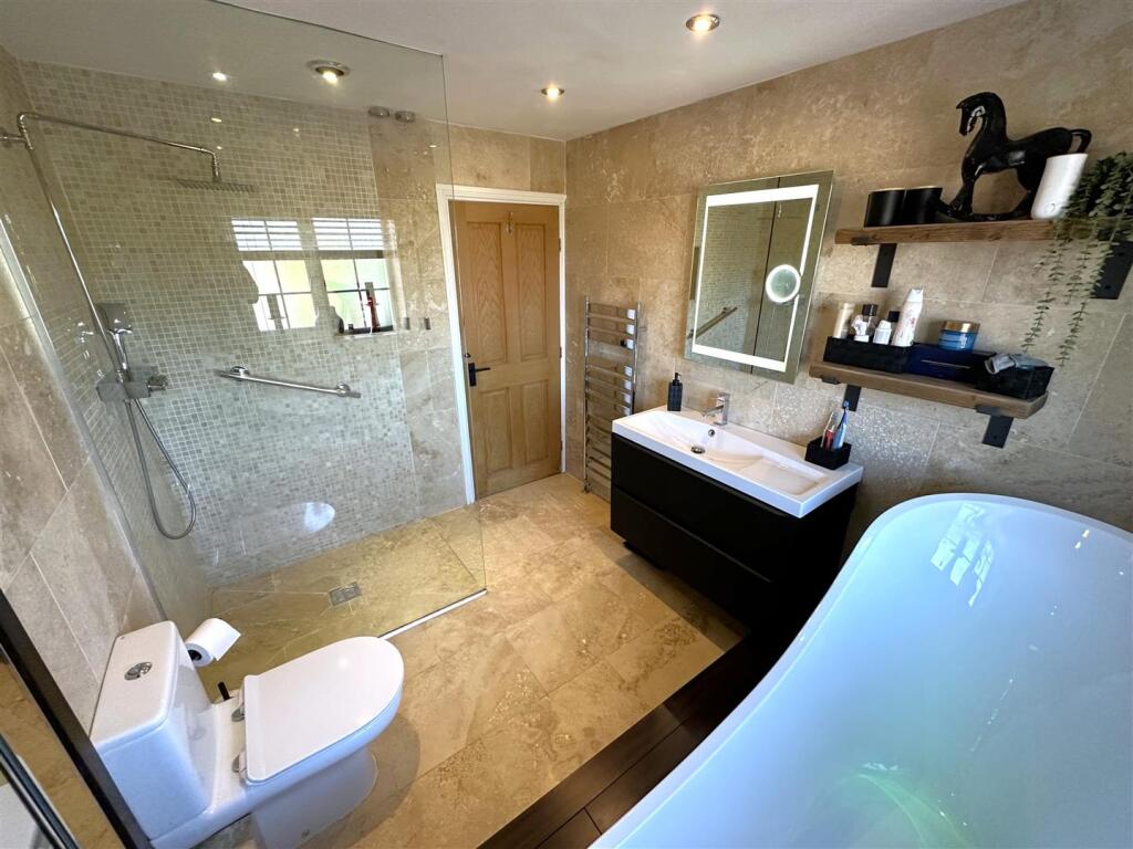 Luxurious Family Bathroom 173