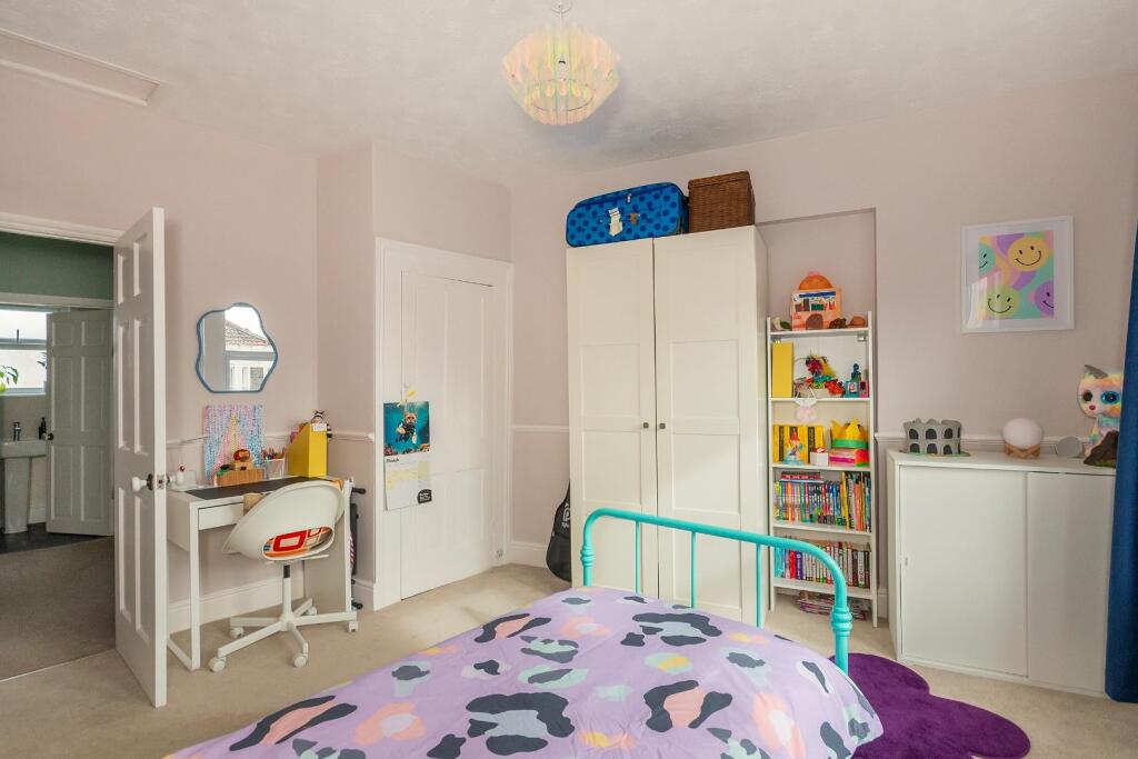 4M1RKE - Bedroom B.jpg