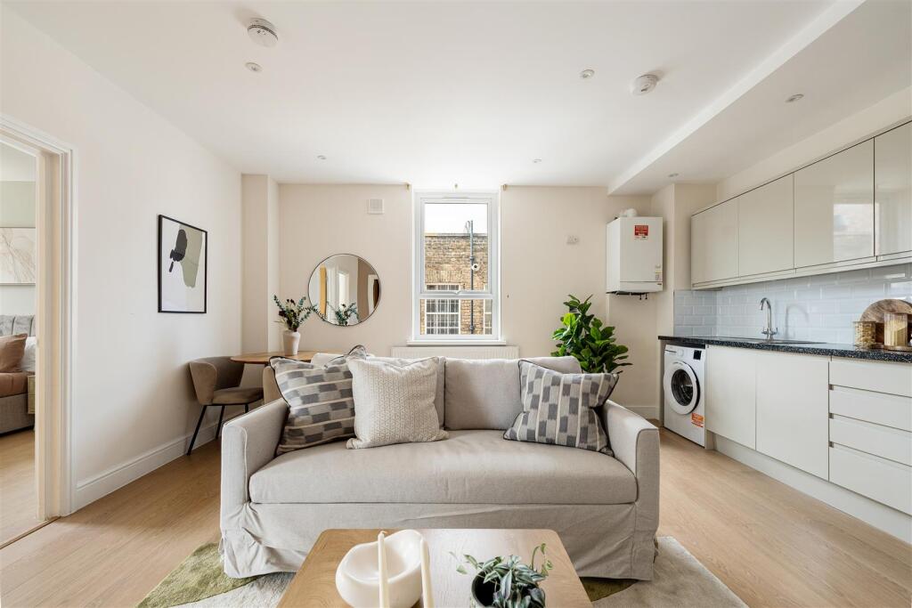 Eastwood Close, E18