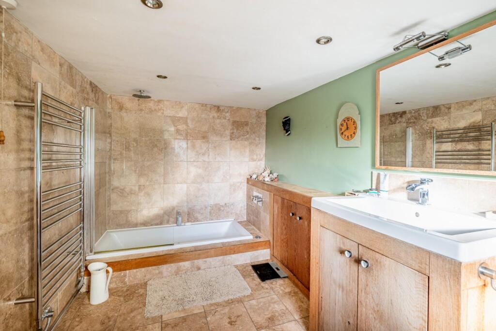 Bathroom 1.jpg