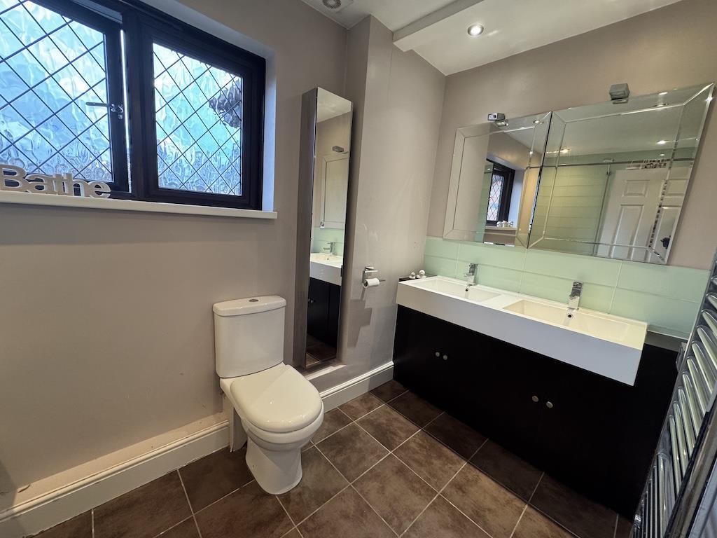 23 - Family Bathroom.jpg