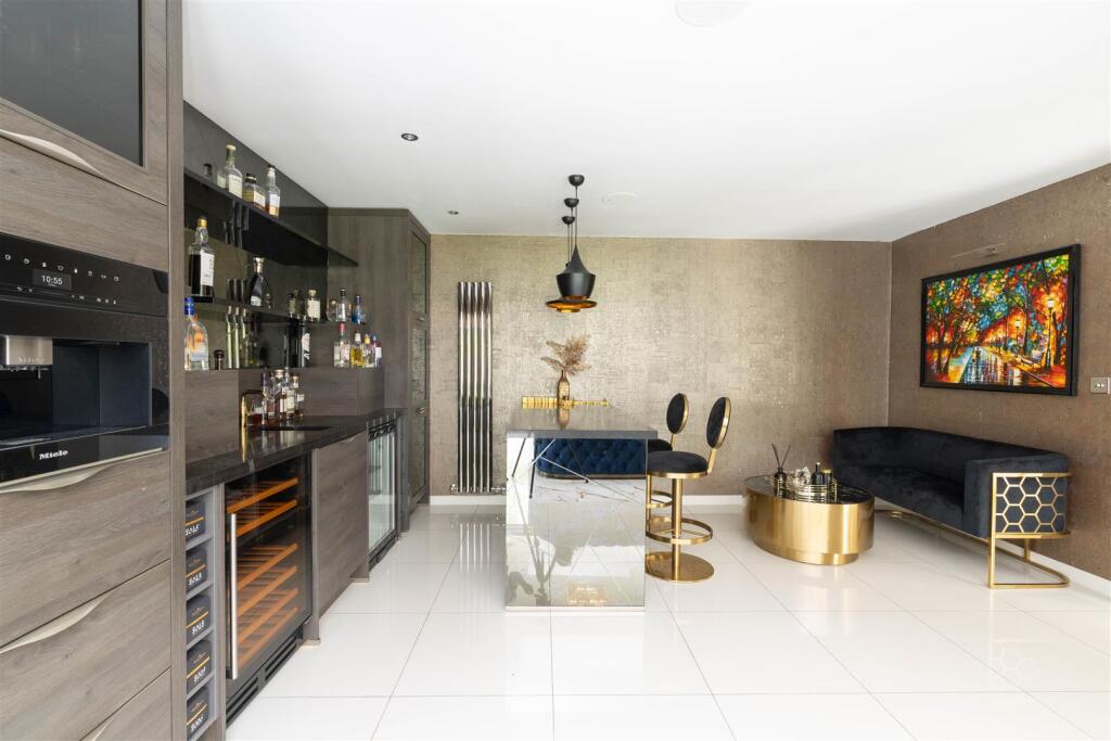 Bar/Lounge Area
