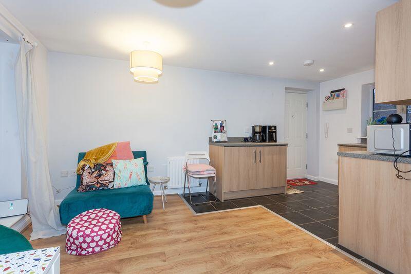 OPEN PLAN KITCHEN/SITTING ROOM