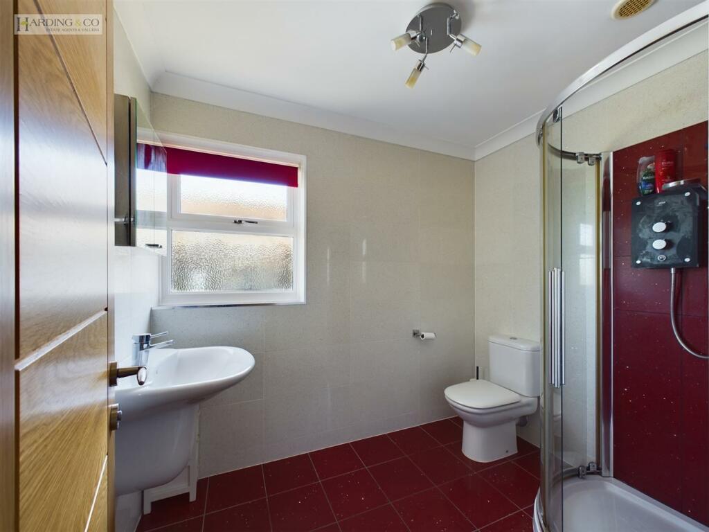 Bedroom 1 en suite.jpg