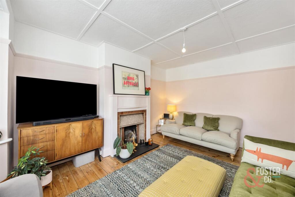 Amesbury Crescent, 4-014.jpg