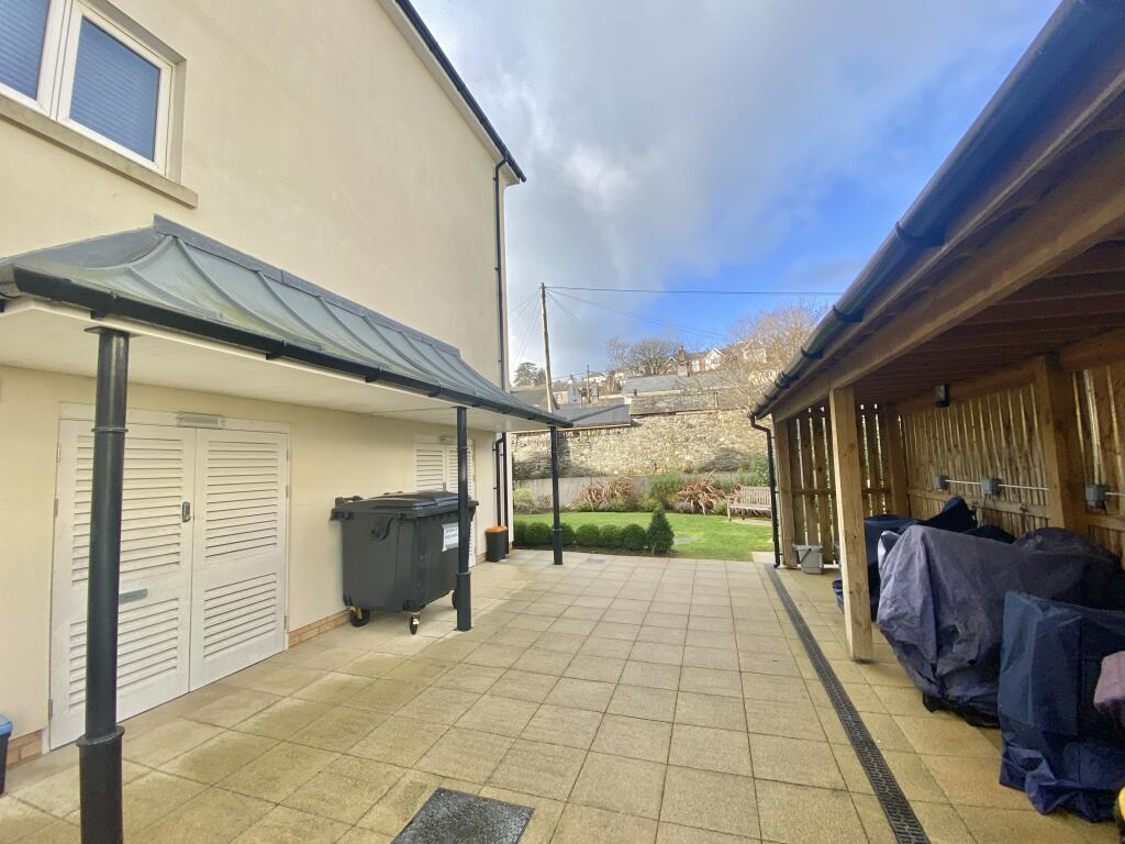 Bin/Wheelchair Store