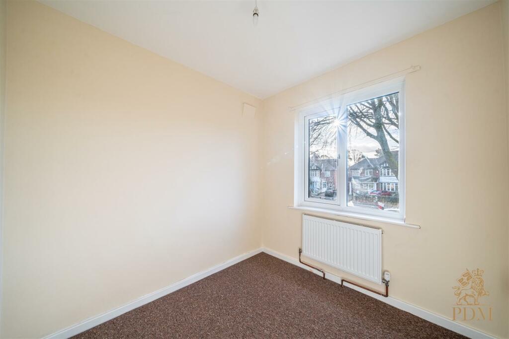 40 Russell Drive Wollaton Nottingham NG8 2BH