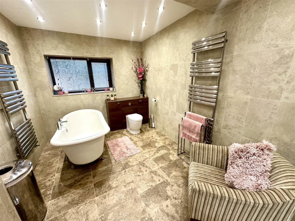 PRINCIPAL BATHROOM