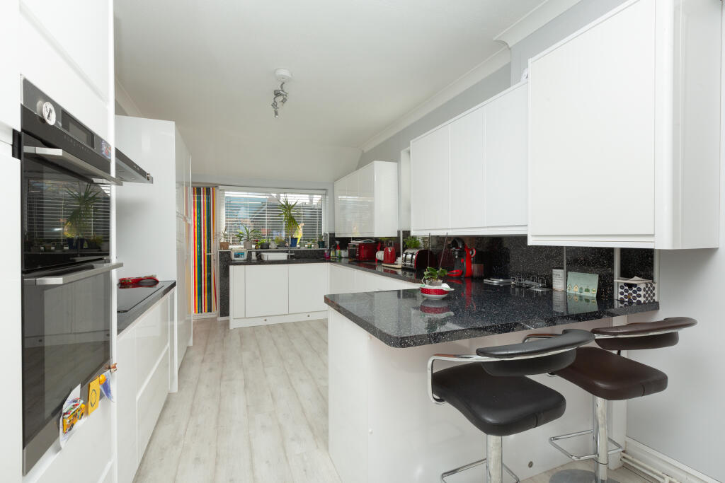 general 13 Cliffe Av