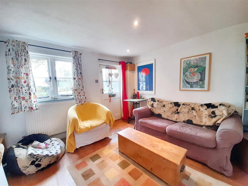 Living room 1 new.jpg