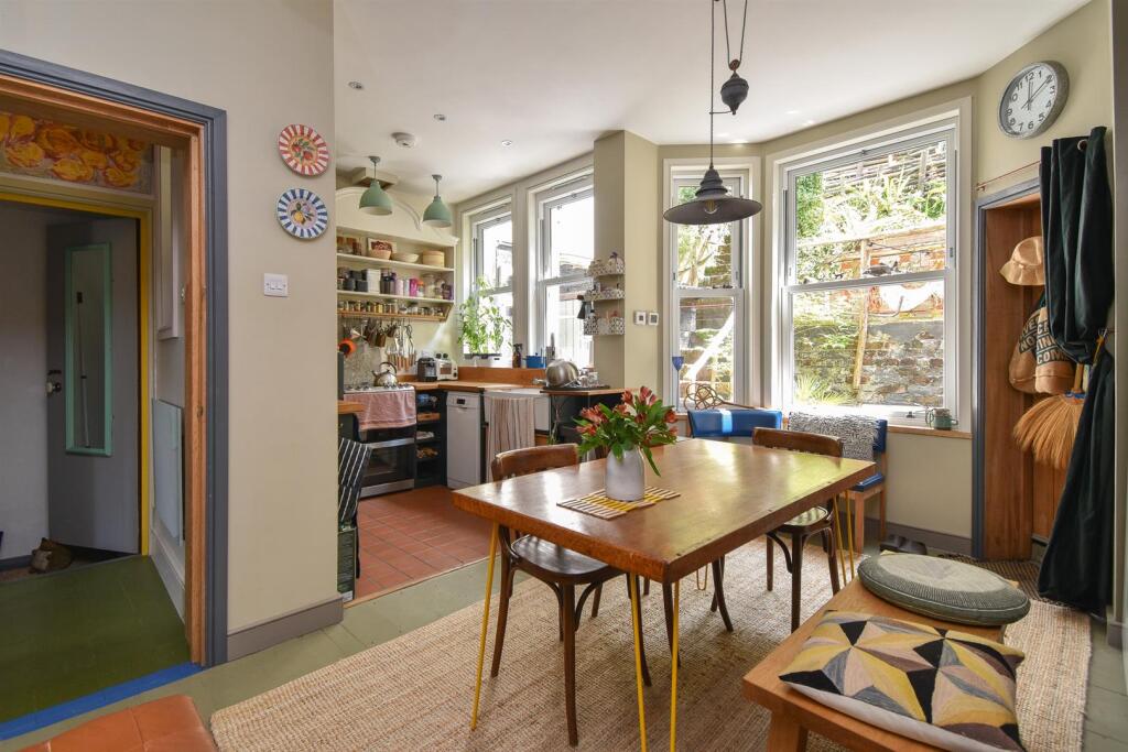 Kitchen &amp; dining room
