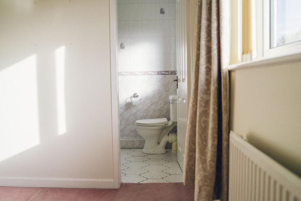Ystafell Wely 1 / Bedroom 1