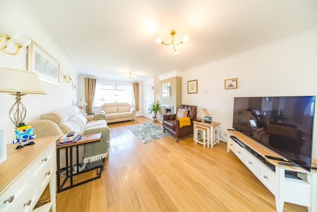 9 Pratt Road lounge 2.jpg