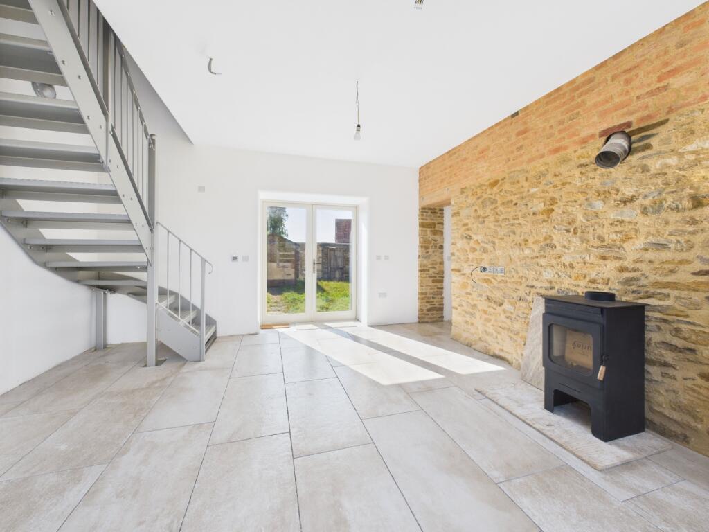 10. CAM04922G0-PR0042-STILL021