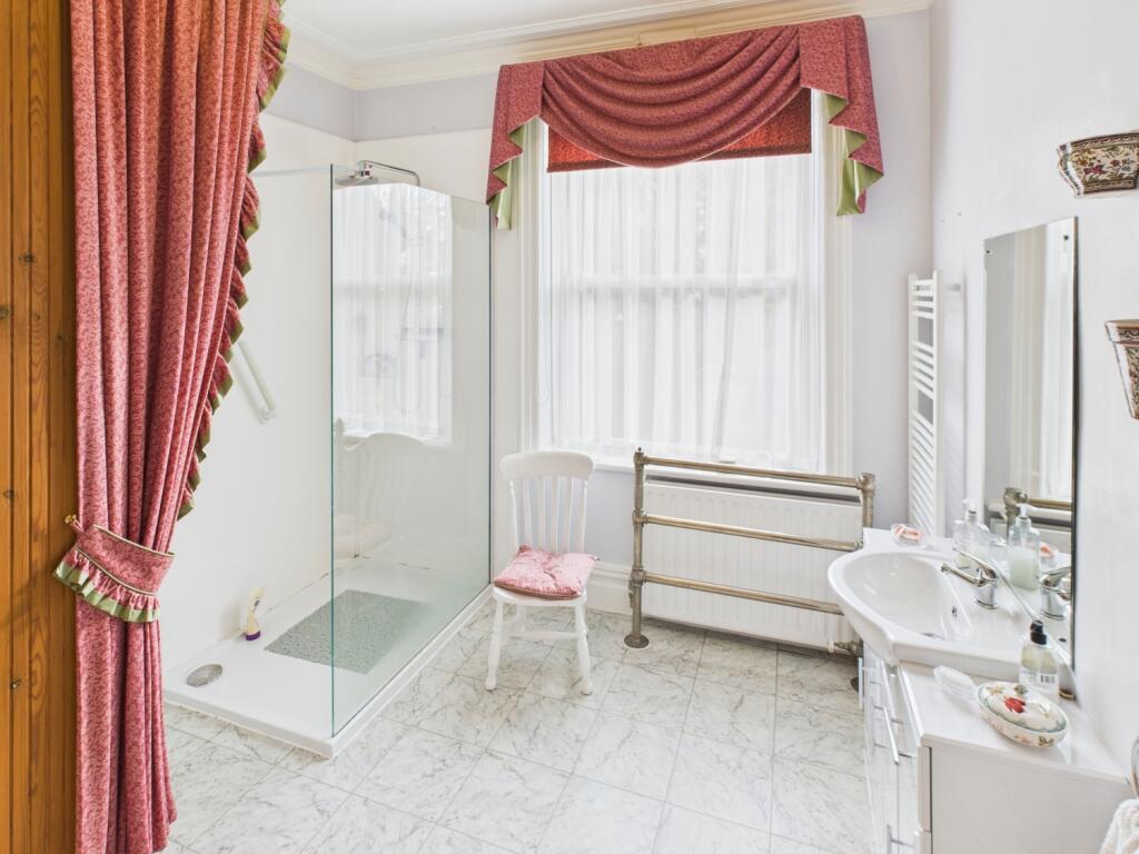 CAM04233G0-PR0042-STILL008