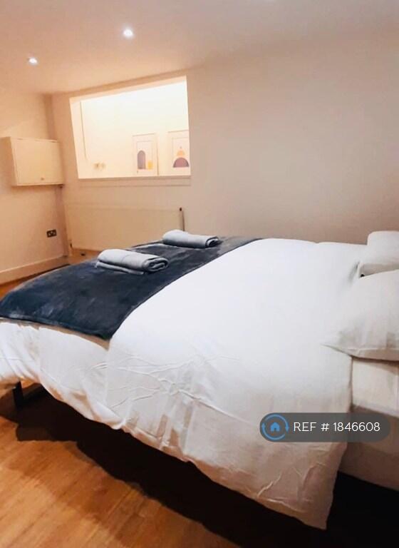 Room At The Ground Floor 