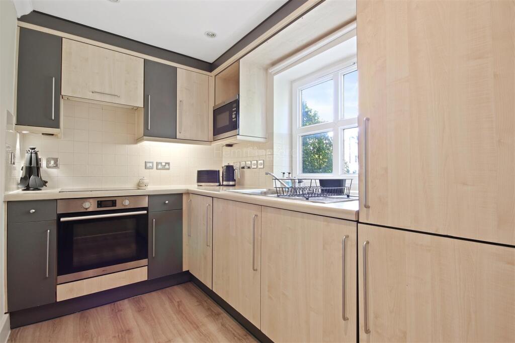 14-060b77426 - AM - Victoria Court, 30 Melville Pl