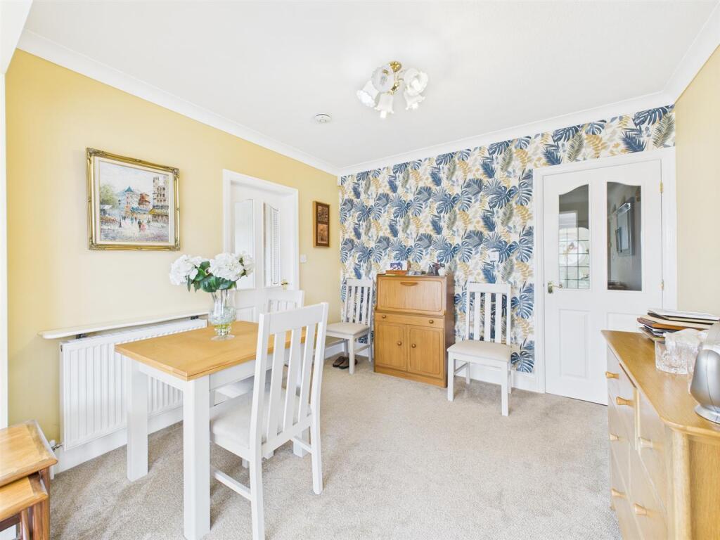Dining room: