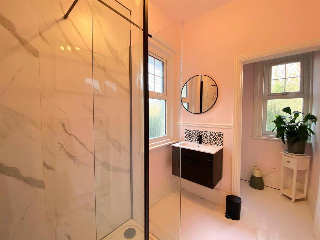 69 De la Warr Rd - Shower2.jpg