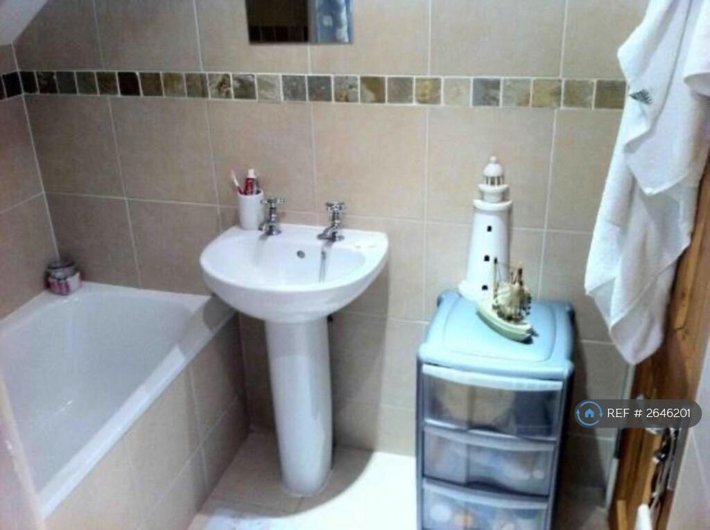 8 Ensuite Rooms With Power Showers &amp; Large Smarts