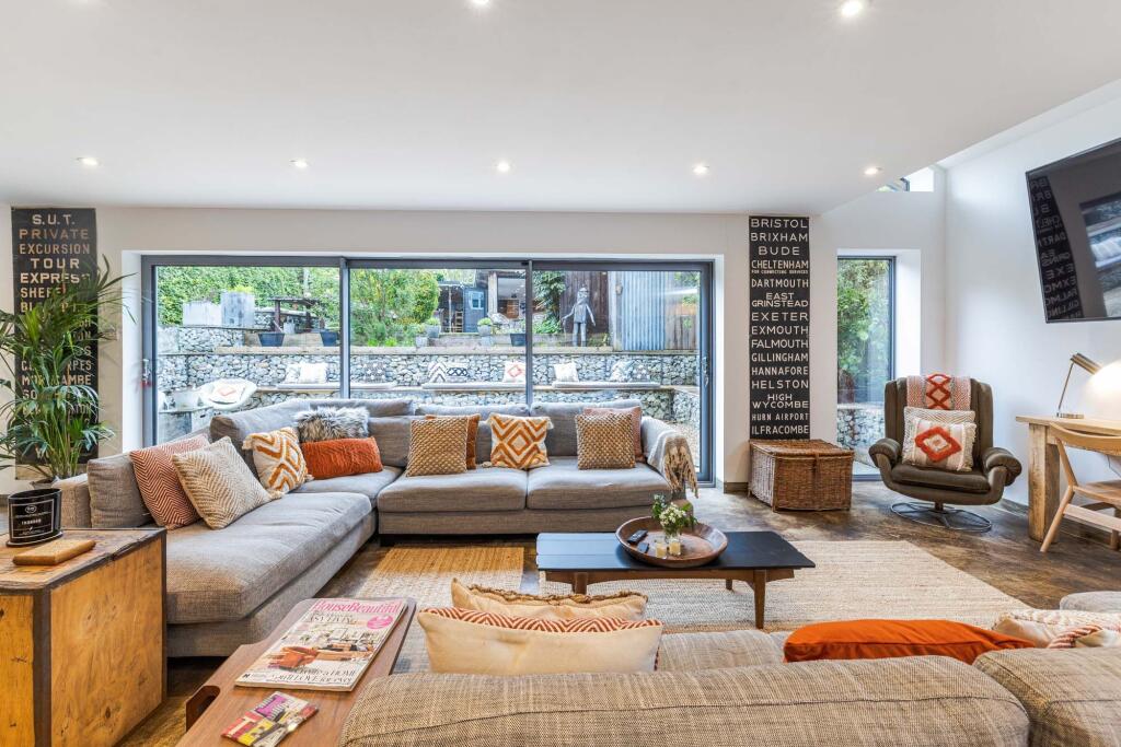 OPEN PLAN KITCHEN &amp; LIVING