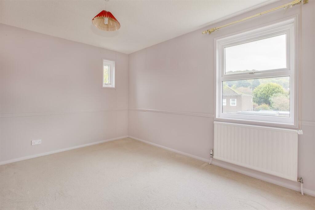 17 Frogmore Close, HP14 4LN-4.jpg