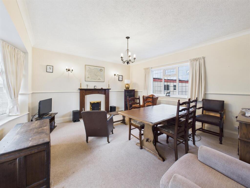 Dining room: