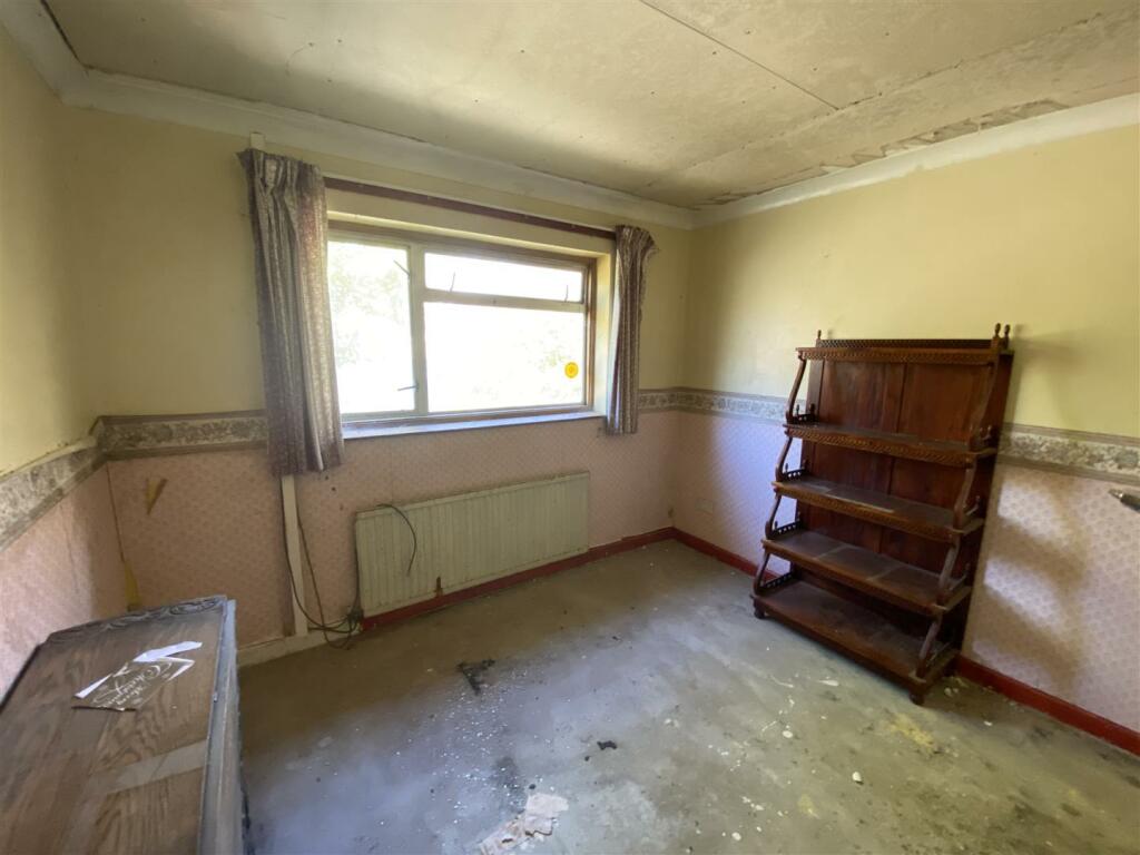 m rear bedroom.JPG