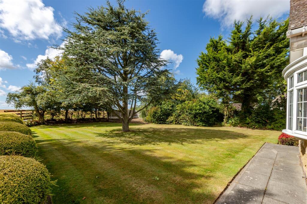 44 Renacres Lane - Front garden