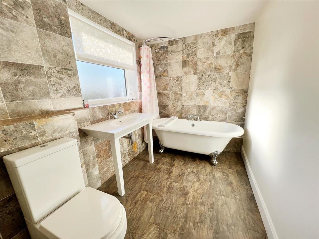 Bathroom 3.jpg