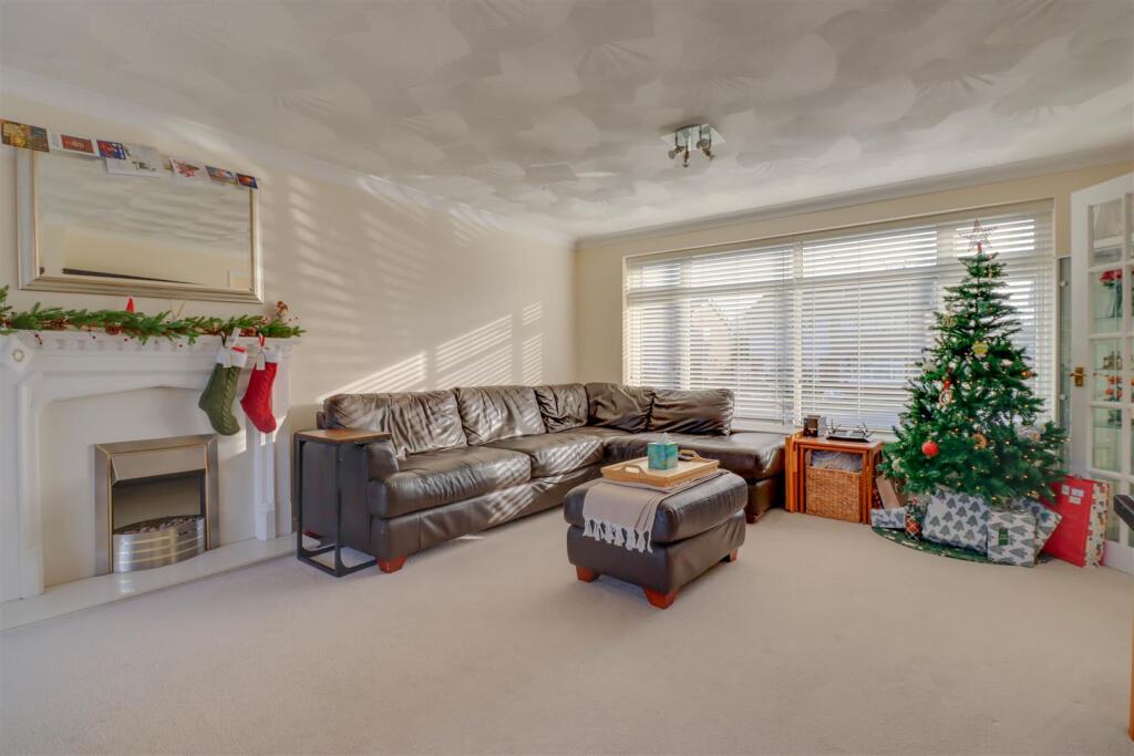 81 BEAUCHAMPS DRIVE INSIDE-7.jpg