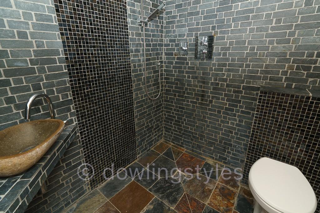 Shower room.