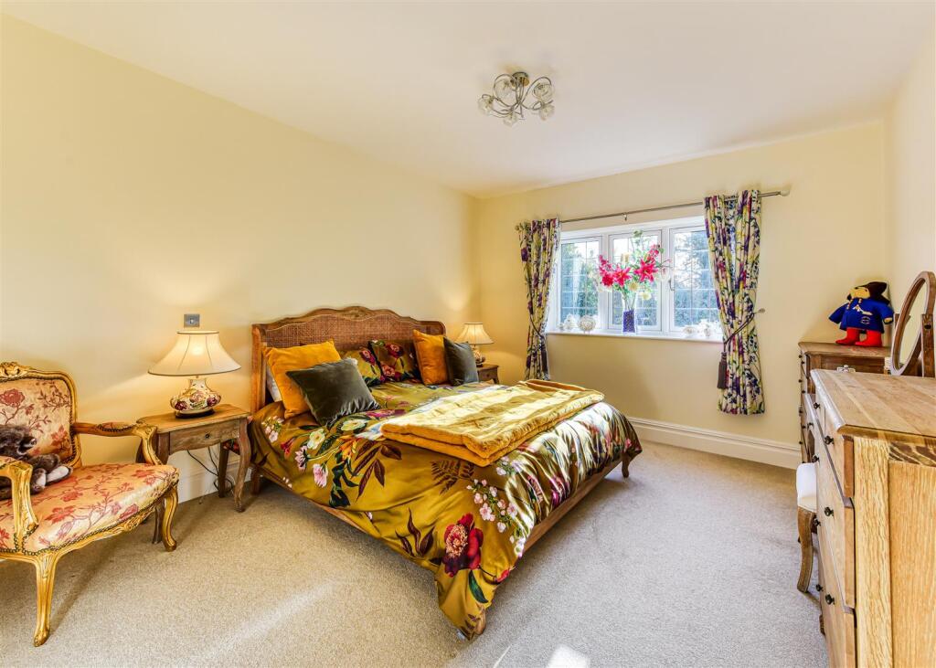 3 The Gables-bed1a.jpg