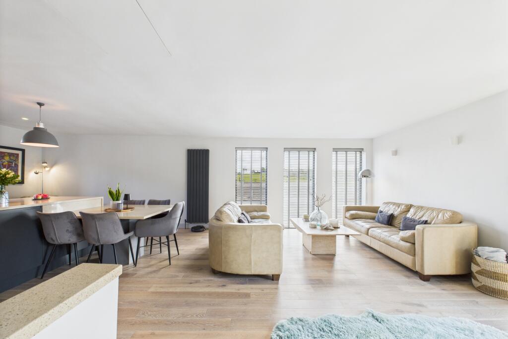 CAM04201G0-PR0088-STILL030