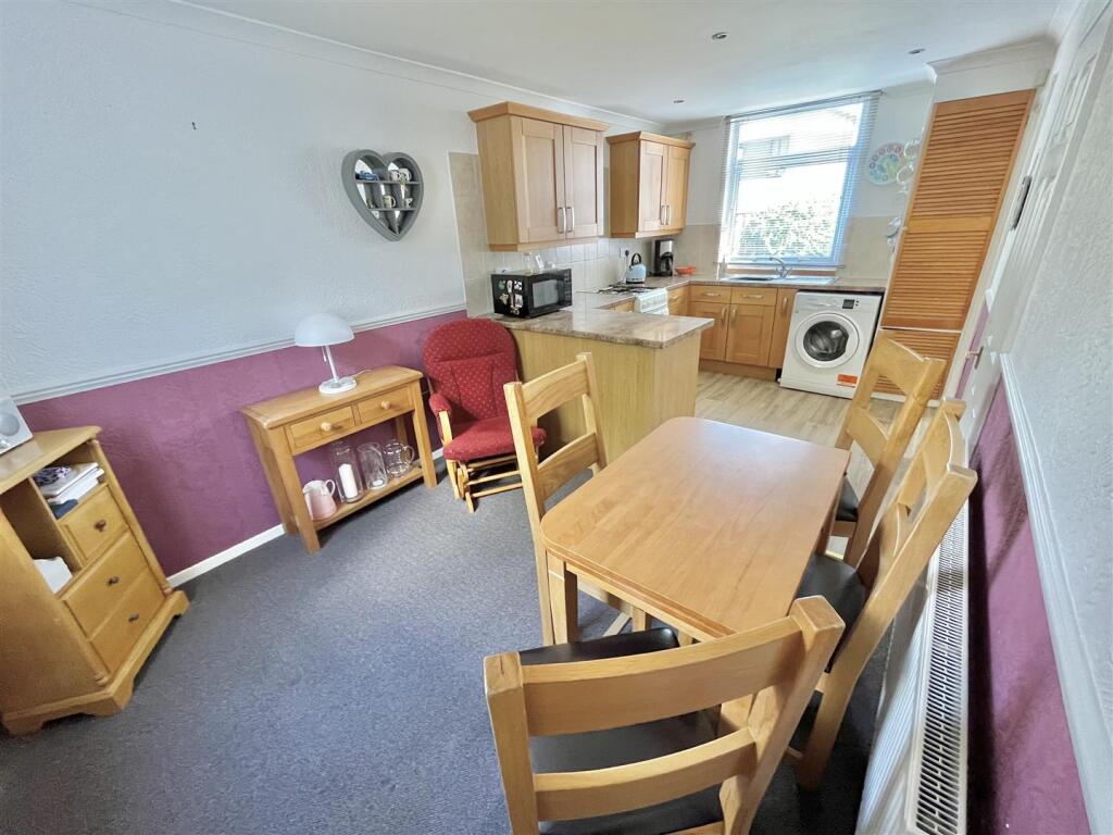 Dining Kitchen Aspect 3