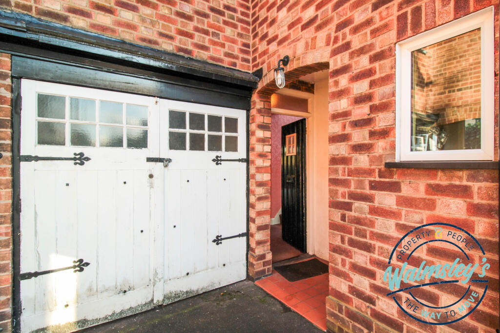 Entrance to side &amp; garage
