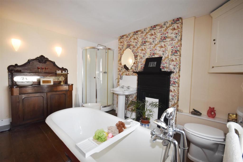 Bathroom..JPG