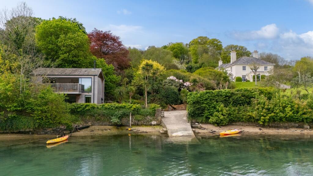 House &amp; Boathouse