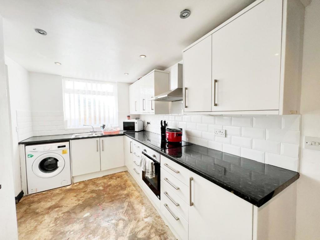 Kitchen pic 2.jpg