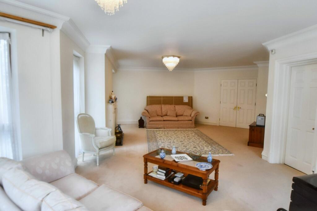 Lounge &amp; Dining Room