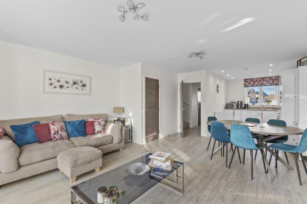 7 Farmers Way, HP27 9EW-4.jpg