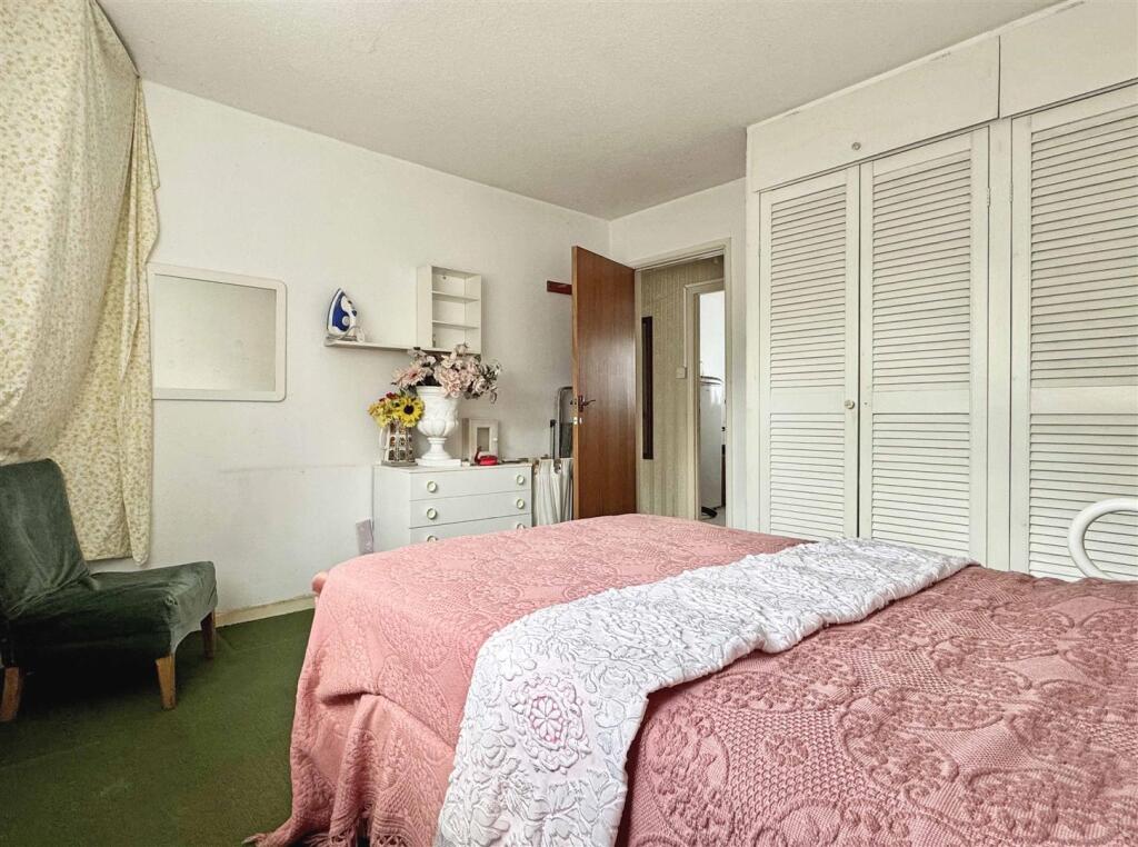 Master Bedroom b.jpg