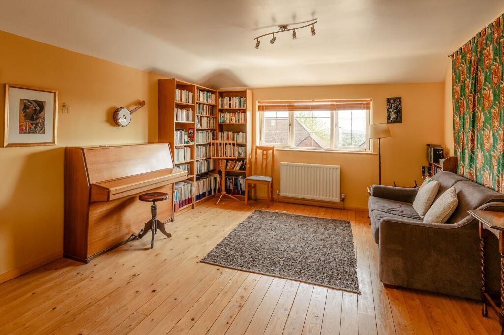 Master Bedroom with En-suite Cloakroom